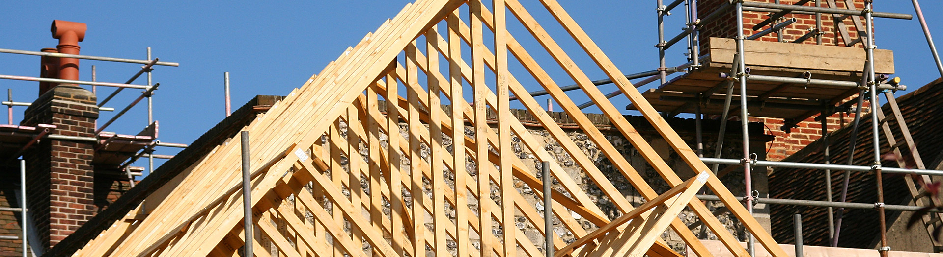 Offene Holzkonstruktion eines Dachstuhls